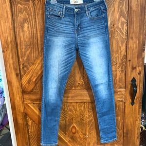 Hollister mid-rise blue skinny jeans, length: 31 in and width 29 in